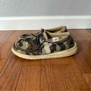 Hey Dude Wally Sneakers Slip On Shoes Camouflage Boys Size 3 Green